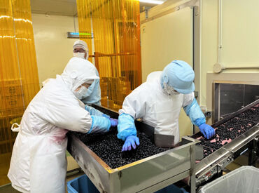 ロッカーや休憩室はもちろん、食品の自販機や冷蔵庫もあって便利★
日中・夕方・夜勤まで幅広いシフトで希望にあわせて働ける♪