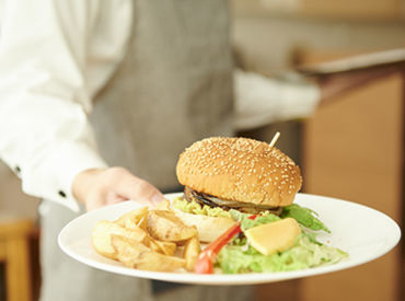 ≪バイトデビューでも安心♪≫
作り方のマニュアルは完備◎
未経験の方も安心です♪
先輩スタッフに何でも聞いてください！