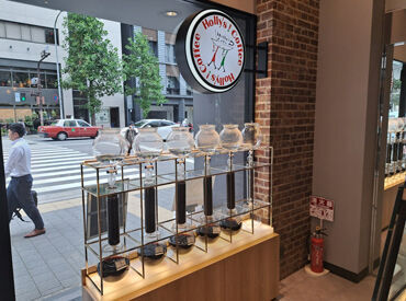 [1日4h～]＆選べる曜日で無理なく働ける♪
学生さんから主婦（夫）さん、フリーターさんまで
幅広い方が活躍出来るお店です！！