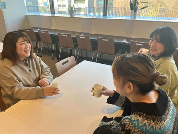 ＼ロッカーも完備／
休憩室には無料で利用できる給茶機や冷蔵庫・電子レンジも！
学生さんからシニア世代まで幅広く大歓迎！