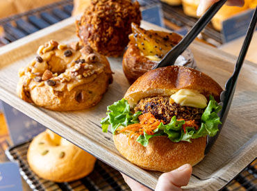 SHIBUichi BAKERY JINGUMAE/113 「レストラン屋が考えるパン屋」。
それが、渋いちベーカリーの原点です。
その想いをさらに広げて、この春、2号店がオープン！