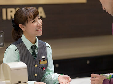 常連さんに名前を覚えてもらって声をかけられたり、仲間と協力し合ってお店の改善を進めたり、成長が感じられる職場です。