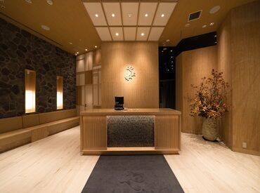 <銀座店のエントランスです!>
和の落ち着いた雰囲気でゆったりとした空間です◎
おしゃれなお店で働きたい方必見です!