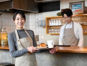 \海のすぐそば!/
「気持ちよく働ける」「落ち着いた雰囲気が好き」
そんな方にピッタリの海カフェです♪