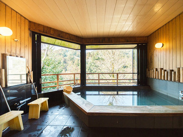 京都 高雄 もみぢ家（本館） 四季折々、移ろう季節が楽しめる≪もみぢ家≫です。
夏は川床、秋は紅葉など京都らしさあふれる旅館です◎
