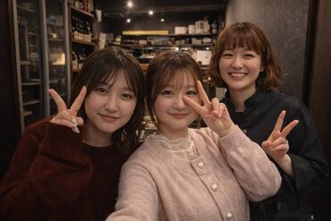 賛SUN ＼仲の良さが評判！／
STAFFはモチロン、お客さまとも関係良好◎
お話ししたり、接客を褒めてもらえることも♪
雰囲気良し◎