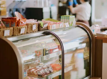 社割が使える食堂や毎朝パンやおにぎりが並ぶカフェ完備、トレーニングジムやマッサージチェアも利用可能！