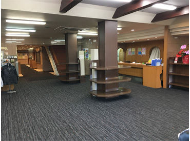 非日常を味わえる職場です！
緑の芝生で大自然に囲まれながら働けます♪