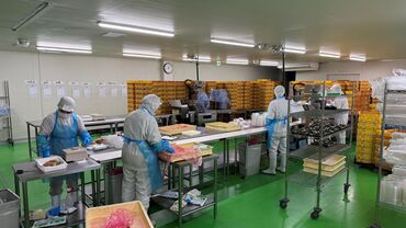 人気の簡単＆シンプルな軽作業♪
スーパーでよく見るお惣菜やお弁当のパック詰めやカット作業！
未経験スタートのスタッフ多数◎