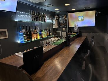 高級住宅街の一角にあるBAR★
常連さんが多く安心して働けます◎
嬉しいミニボーナスの支給あり♪