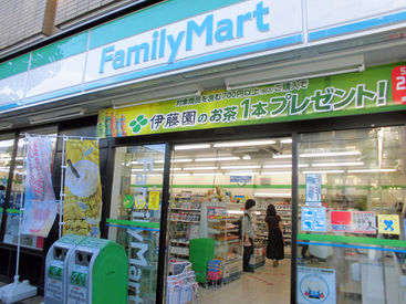 ファミリーマート新代田駅前店 ＜日勤STAFF急募です！！＞
駅から徒歩０分の店舗はここしかない！！
電車に乗り遅れる心配なし♪