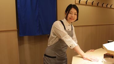 魚がし日本一 麹町店【125】 立喰い寿司店=店内コンパクト！
お客様の美味しそうな表情がみえる、そんな職場です！
仕事内容は難しくないので未経験でもOK