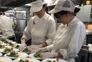The TAILOR YARD MAIN DINING　※2026年3月OPEN 「ありがとう」や「さっきの対応よかったよ！」etc.
チームワークの良さがジマン。だから、忙しい時でも楽しく働けるんです♪