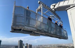 青空の下でビルの窓をピカピカに♪ 
高所の作業が気にならない方にオススメです◎