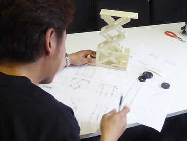 造形物の補助作業がメイン!
最初はパーツを渡すなど簡単なことから◎