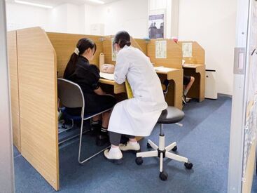 決まった生徒さんを担当していただくので
そばで成長が見守れます◎
将来先生になりたい方も大歓迎！