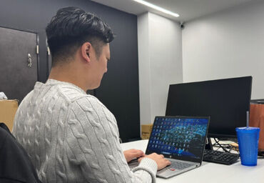 <働きやすさ抜群◎>
服装や髪、ネイルなど自由!
質問しやすい環境で、様々なスキルを身につけることができます!