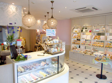 こちらは、CANAL CAFE敷地内にあるお菓子や珈琲を販売するショップです♪
お菓子の国にあるような建物でとってもカワイイ*