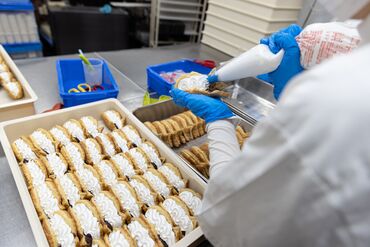 ≪オシャレも楽しめる！≫
裏方なので身なりの自由度も高いです♪
髪型・髪色自由でオシャレOK＊