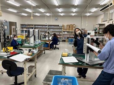 写真のように座って作業が出来ますよ♪
スタッフみんな和気あいあいと過ごしています♪