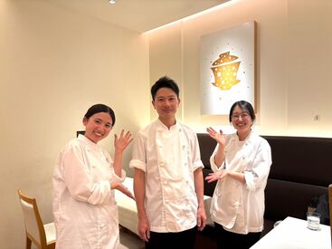 真ん中はみんなの夢を応援してくれる店長さん、
両端はアルバイトさんです☆
店長との仲も良く、常に明るい雰囲気で働けます！