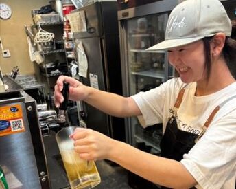 スタッフの笑顔が職場の良い雰囲気が伝わります。先輩スタッフが丁寧に教えてくれるので安心して仕事ができますよ。