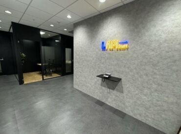 1月に移転したばかりのオシャレオフィス♪
カフェのようなフリースペースや個別の集中ブース完備で働きやすさバツグンです◎