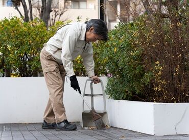 制服があるので、毎日何を着ていけばいいか
悩む心配もなし★
ピアス・ネイルOK♪