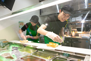 SUBWAY　ヨコハマベイサイド店【AP_1627_7】 ＼あなたも“サンドイッチアーティスト”の仲間入り♪／
学生・主婦(夫)・フリーター…幅広いスタッフが活躍中！