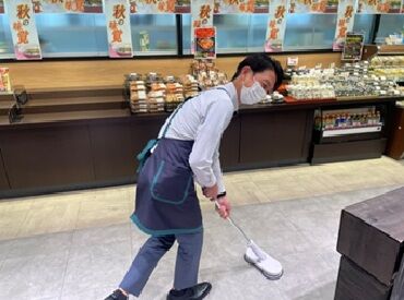 写真に写っているのが採用担当者です！
新しく来るスタッフさんの為に
店舗をピカピカにしてお待ちしてます♪