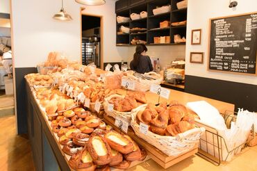 パンのいい香り漂う店内★
次々と焼きたてのパンが並びます！