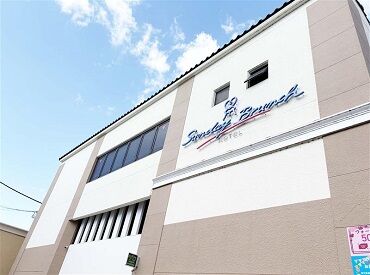 ホテル サンデーブランチ 京都南インター店 オシャレで綺麗なレジャーホテル！
車やバイク通勤も可能ですので通勤もラクラク♪
もちろん交通費もしっかりと支給します◎