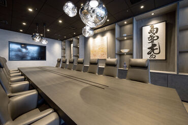 デニムOK！スニーカーOK！
カジュアル勤務で通勤もラクラク♪
髪色もネイルも自由で、
オシャレをしながら働けます★