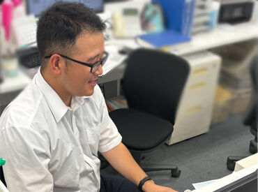 シンテイトラスト株式会社　渋谷支社 男性:女性の比率がほぼ5:5と共に活躍中◎
スタッフの仲も良好で、
↑の写真も「はい、ポーズ撮って～」とワイワイ撮影しました♪