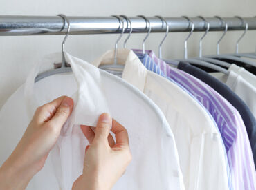 綺麗に仕上がった洋服に囲まれて…
“ピシッと気持ちいい”
お客様の「ありがとう」がうれしいお仕事♪