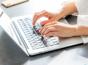 ＼和やかな雰囲気で働きやすさ抜群！／
未経験でも高時給1500円スタートでモチベーション高く働けます♪
※イメージ写真