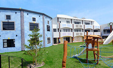 認定こども園OURS ＜安心安定の亀田グループ＞
館山市などにもある施設です♪
働きやすい環境でアナタの資格を活かせますよ☆