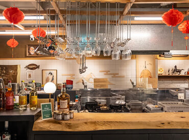 classico（クラシコ） カウンター席中心で30席ほど、おしゃれ＆きれいな内装＊
明るくひらけたオープンキッチンで気持ちよく働けます◎