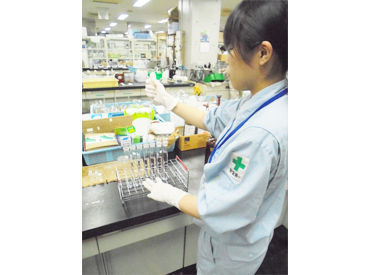 いであ株式会社　環境測定事業部 ≪未経験もOK≫
難しいことはなしのモクモク作業♪
近くに先輩スタッフもいるので、
分からないことはいつでも聞けちゃいます！