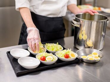\スタッフ募集☆/
調理業務の経験があれば優遇◎
もちろん無資格でもOK!
1食300円のお得な食事補助あり♪