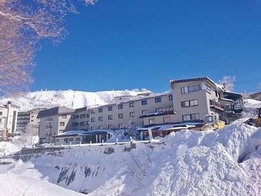 志賀高原ホテル一望閣 空いた時間・休日は、
スキー・スノボ＼滑り放題★／
≪リフト券無料貸与あり≫
ゲレンデまで徒歩2分！