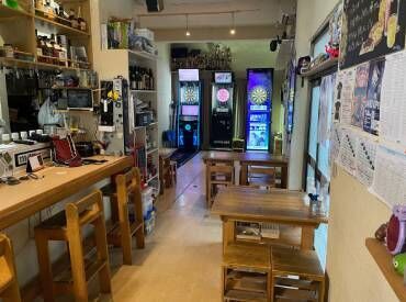 ＜ ダーツ好き大集合！＞
日曜日は17時～オープン！
お客さまも先輩たちもダーツ好きばかり♪
一緒にダーツの腕を磨きましょう！