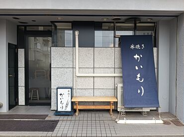 人気の串焼き居酒屋で、
あなたらしい働き方を★
髪型・髪色自由でオシャレに♪
まずは気軽にご応募ください！