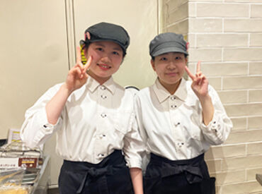 フードバザー 御殿場プレミアム・アウトレット フードコート内なので接客はカウンター越し♪
バイトデビューも歓迎です／⋆