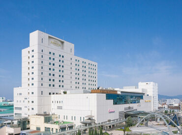 接客マナーや正しい敬語スキルが
自然と身につく⇒就活にも役立ちます！
英語を活かせる場面もあり語学力UPにも♪