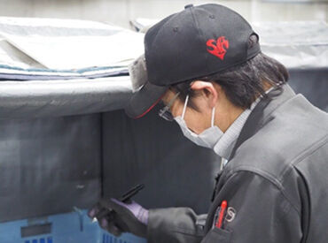 荷物をカゴ車に乗せる簡単な倉庫内作業です!
覚えることが少なくて楽々♪