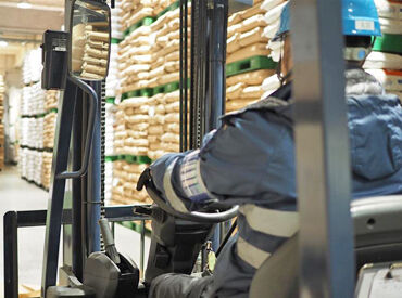 リフト免許をお持ちの方は
倉庫内作業+フォークリフトのお仕事も!
高日給1万81000円で、月収45万以上も目指せます★