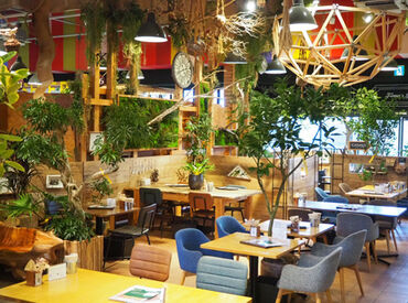 FARMER'S KITCHEN CHIBA 扉を開けた瞬間、
そこに広がるのは植物に囲まれた癒しの空間◆
細部まで作り込まれた店内です◎