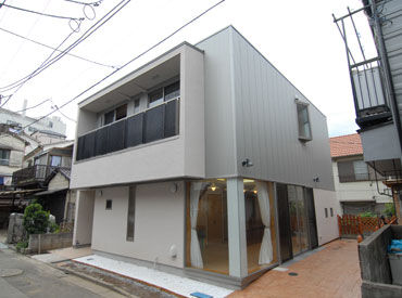 グループホームやじろべえ ～たくさんの感謝をいただけるお仕事～
未経験からでもマンツーマンで先輩がサポート♪