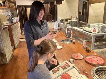 やきにくのバクロ 博多店 ＼未経験歓迎／
学生・フリーター・主婦さん活躍中！
お仕事は丁寧に教えるので安心して始められます。